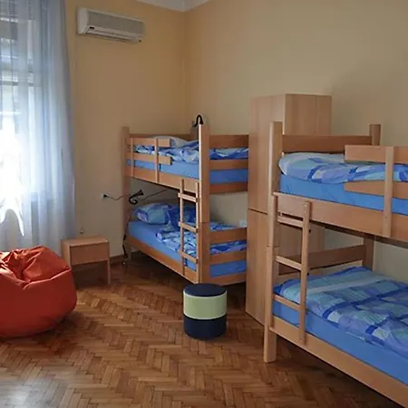 אכסניה Habitat *